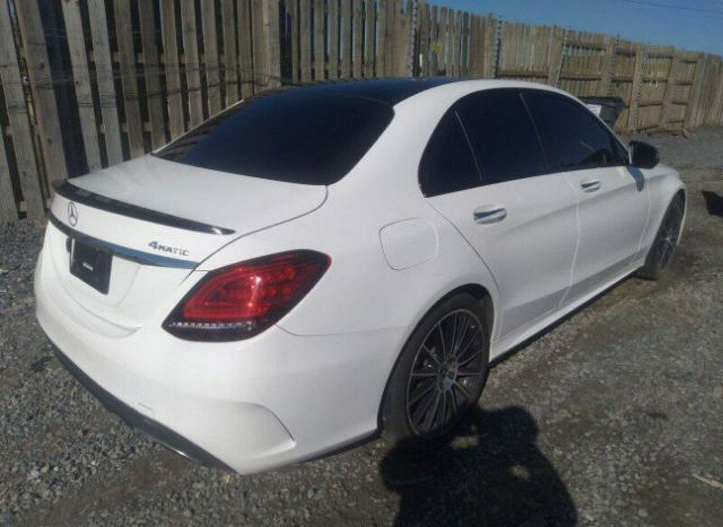 Używany Mercedes C300 255 KM (187 kW) 2019 Biały Sedan/Limuzyna