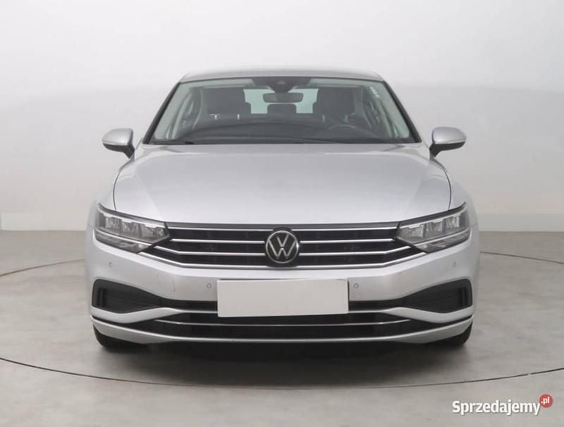 Srebrny Używany 2020 VW Passat Sedan/Limuzyna | 61 999 zł (Uczciwa cena) - Obraz 1/4