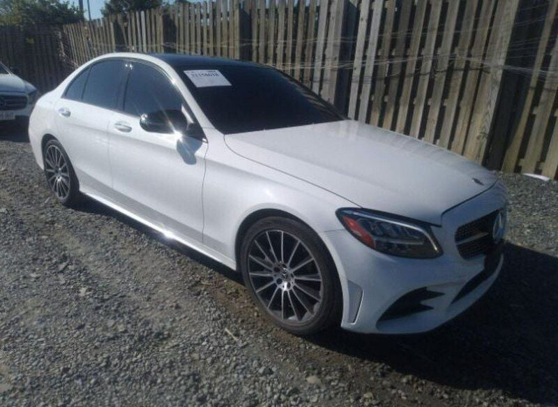 Używany Mercedes C300 255 KM (187 kW) 2019 Biały Sedan/Limuzyna