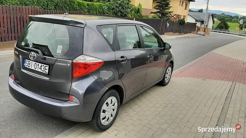 Używany Toyota Verso-S 2011 Szary Minivan