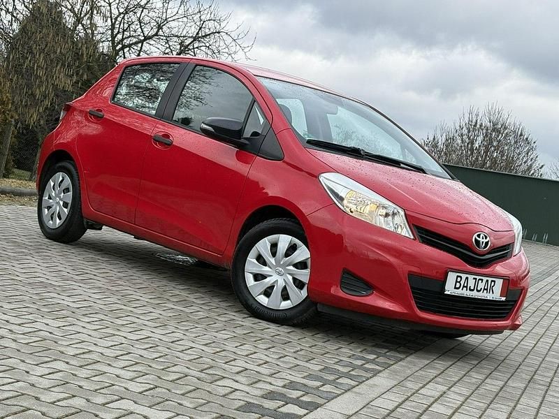 Używany Toyota Yaris 69 KM (50 kW) 2013 Czerwony (metalik) Hatchback