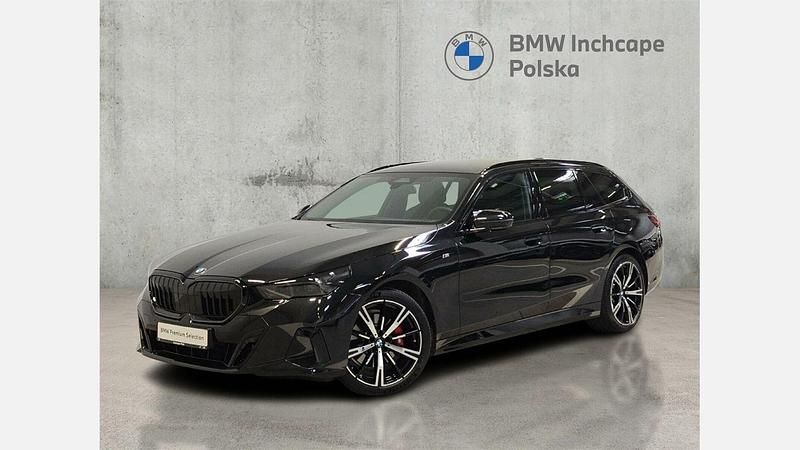 Czarny szafir metalizowany Używany 2024 BMW 520 Comfort Edition Kombi | 259 900 zł (Uczciwa cena) - Obraz 1/3