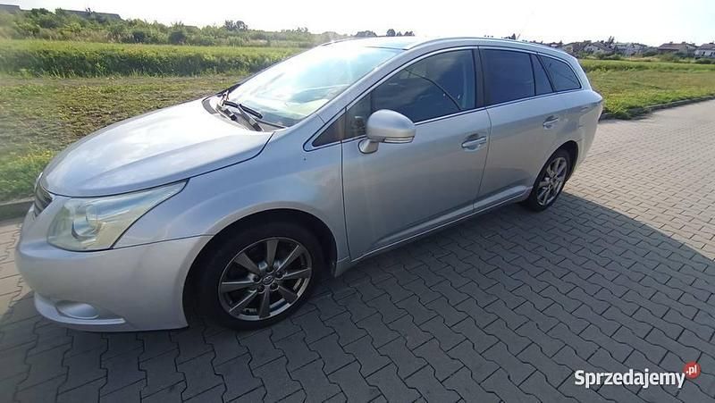 Srebrny Używany 2010 Toyota Avensis Kombi | 23 900 zł (Uczciwa cena) - Obraz 1/4