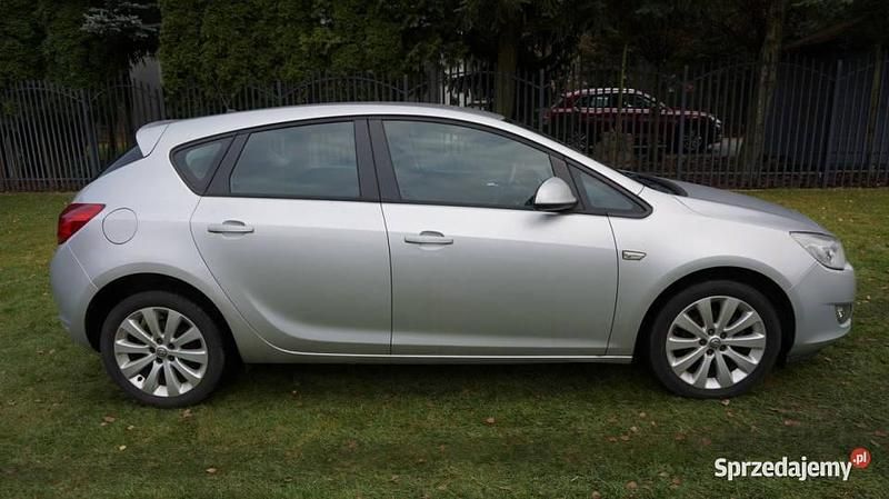 Używany Opel Astra 115 KM (84 kW) 2010 Srebrny (metalik) Hatchback