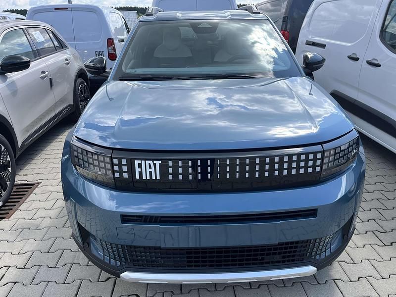 Lakier metalizowany niebieski lago Nowe 2025 Fiat Grande Panda Icon Hatchback | 86 414 zł (Dość drogi) - Obraz 1/3