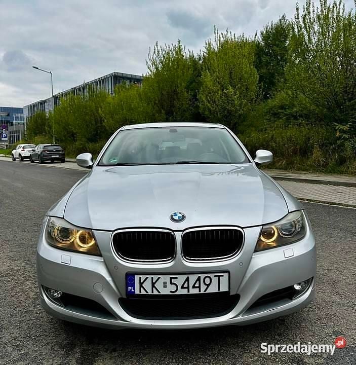 Srebrny Używany 2010 BMW 320 Kombi | 16 000 zł (Dobra cena) - Obraz 1/4