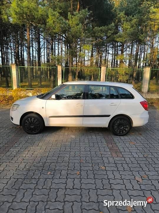 Biały Używany 2009 Skoda Fabia Kombi | 5900 zł (Uczciwa cena) - Obraz 1/4