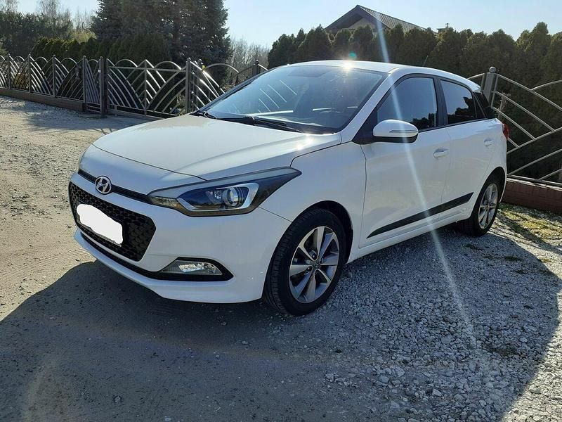 Biały Używany 2016 Hyundai i20 Comfort Hatchback | 42 900 zł (Dość drogi) - Obraz 1/4