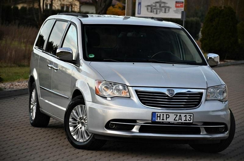 Srebrny Używany 2011 Lancia Voyager Minivan | 27 900 zł - Obraz 1/4