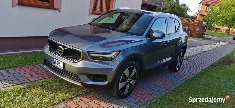 Szary Używany 2018 Volvo XC40 Momentum SUV | 100 500 zł (Dobra cena) - Obraz 1/4
