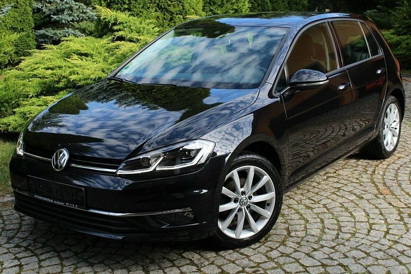 Czarny (metalik) Używany 2018 VW Golf VII Highline Hatchback | 51 600 zł (Uczciwa cena) - Obraz 1/4