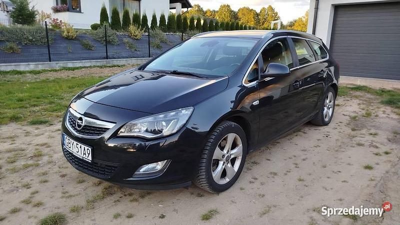 Czarny Używany 2011 Opel Astra Cosmo Kombi | 16 900 zł (Uczciwa cena) - Obraz 1/4