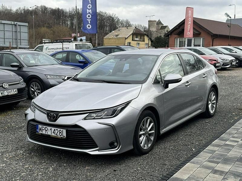 Używany Toyota Corolla 125 KM (91 kW) 2022 Srebrny Sedan/Limuzyna