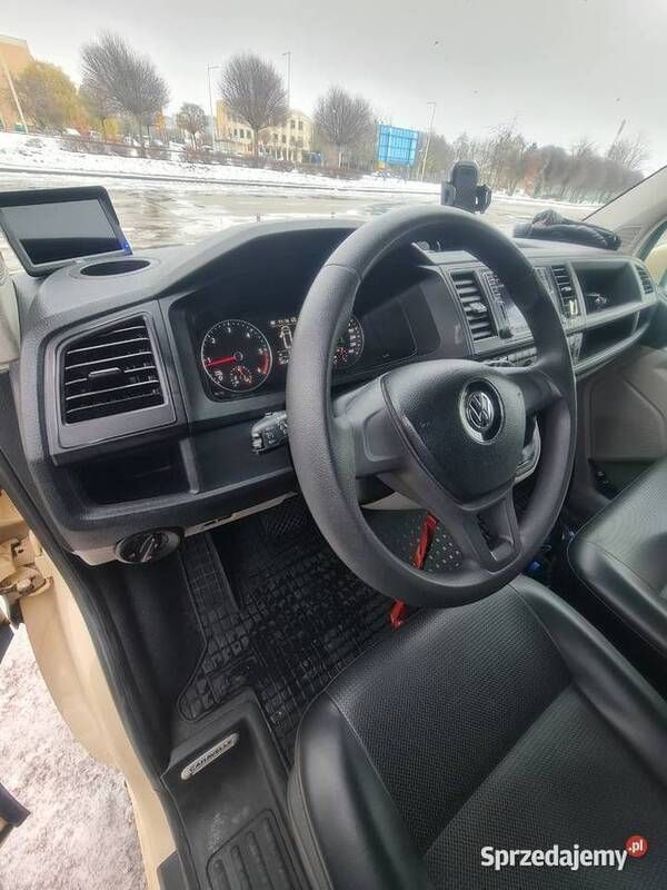 Beżowy Używany 2018 VW Caravelle Minivan | 82 100 zł - Obraz 1/4