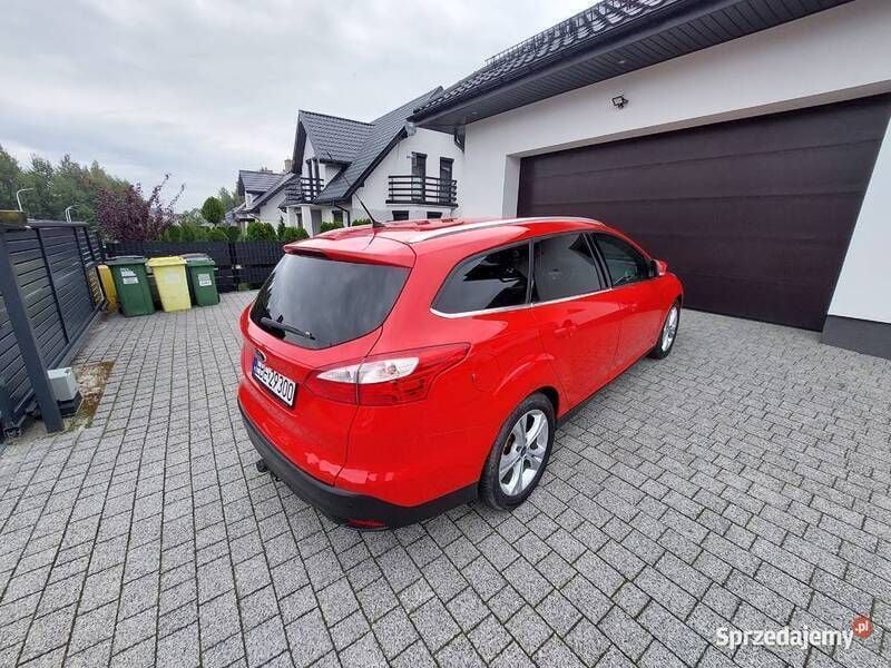 Używany Ford Focus Titanium 2013 Czerwony Sedan/Limuzyna