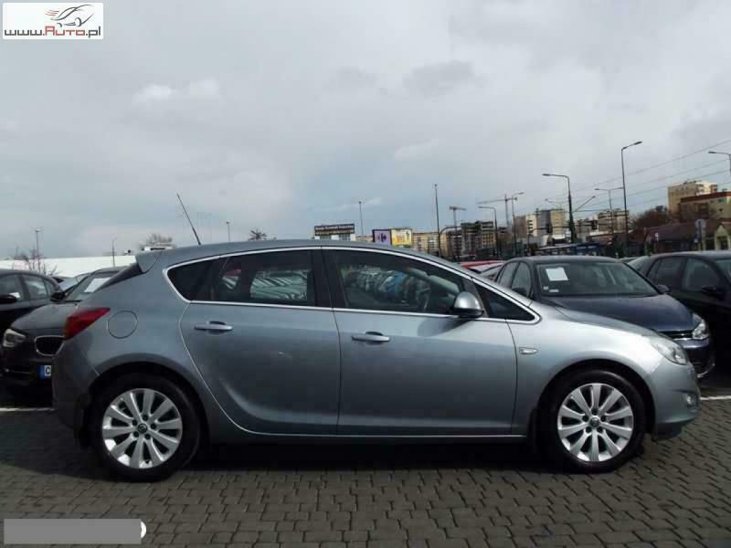 Używany Opel Astra 110 KM (80 kW) 2010 Szary (metalik) Hatchback