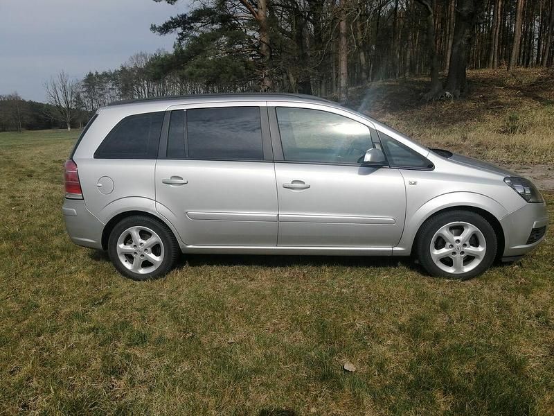 Używany Opel Zafira 2005 Srebrny Minivan