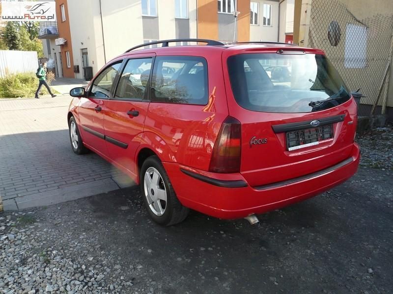 Używany Ford Focus 100 KM (73 kW) 2003 Czerwony Sedan/Limuzyna