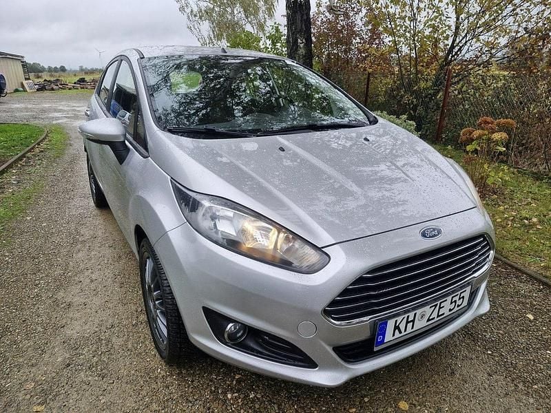 Srebrny (metalik) Używany 2015 Ford Fiesta Hatchback | 25 990 zł (Uczciwa cena) - Obraz 1/4