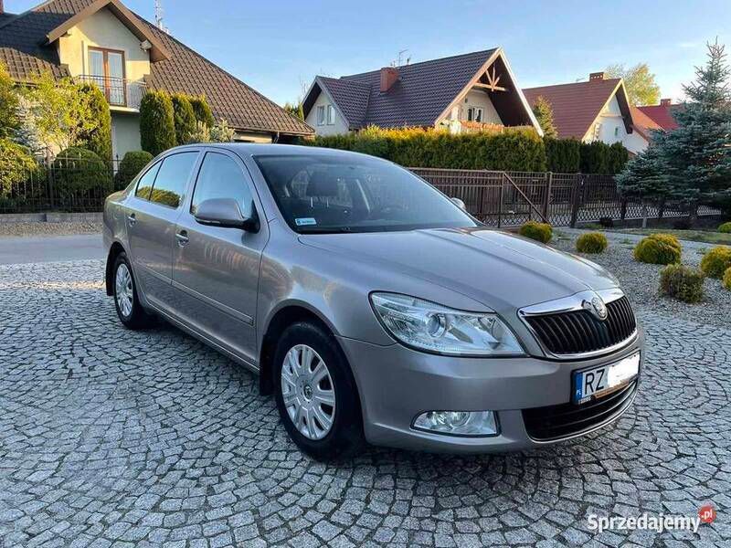 Używany Skoda Octavia Ambiente 122 KM (89 kW) 2010 Beżowy Sedan/Limuzyna