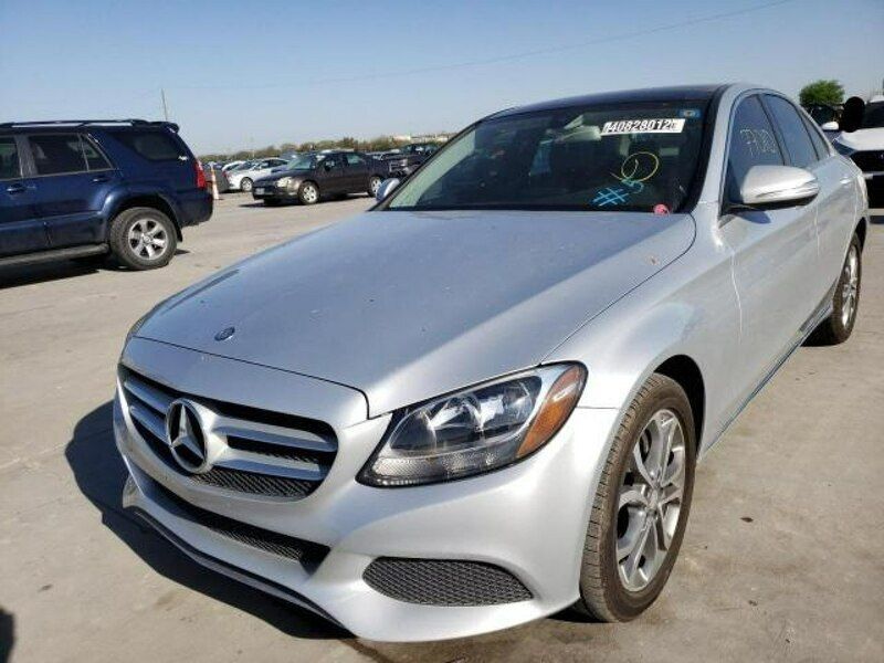 Używany Mercedes C300 241 KM (177 kW) 2015 Srebrny Sedan/Limuzyna