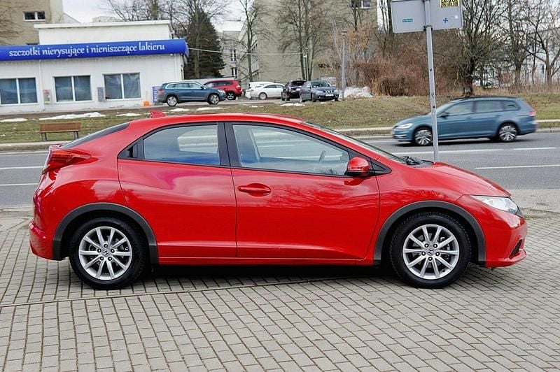 Używany Honda Civic 100 KM (73 kW) 2013 Czerwony Hatchback