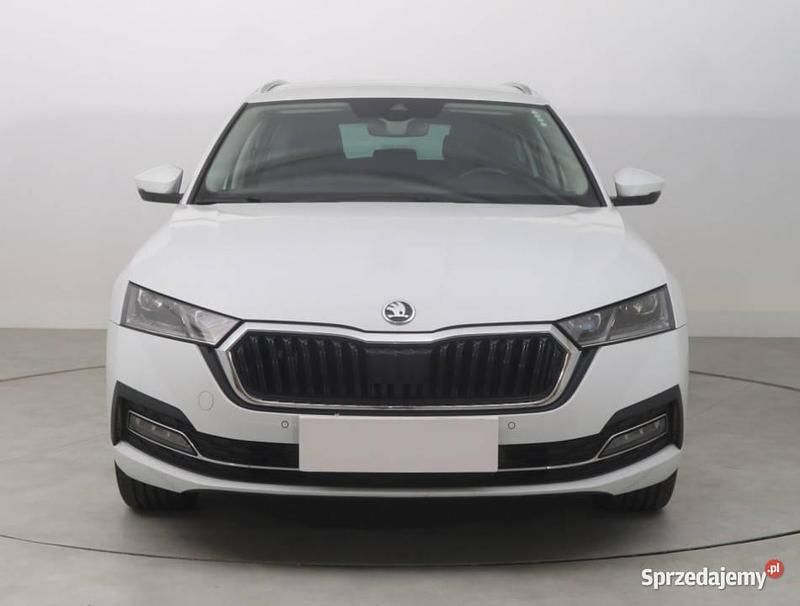 Biały Używany 2022 Skoda Octavia Kombi | 92 999 zł (Drogi) - Obraz 1/4