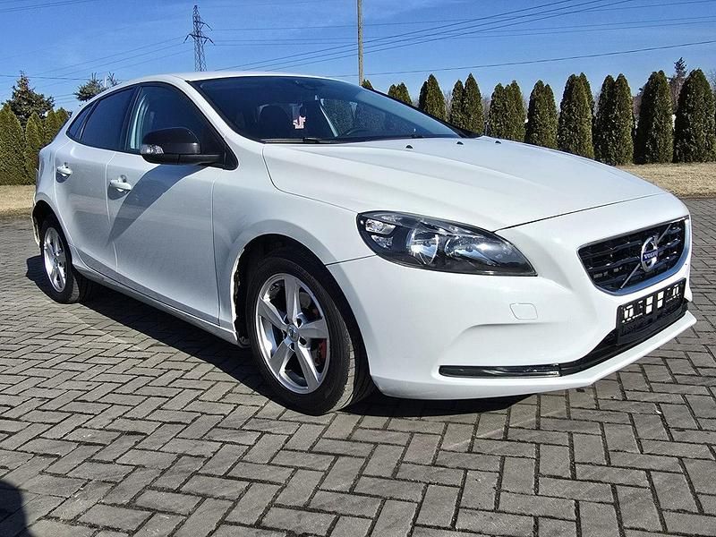 Używany Volvo V40 112 KM (82 kW) 2013 Biały Hatchback