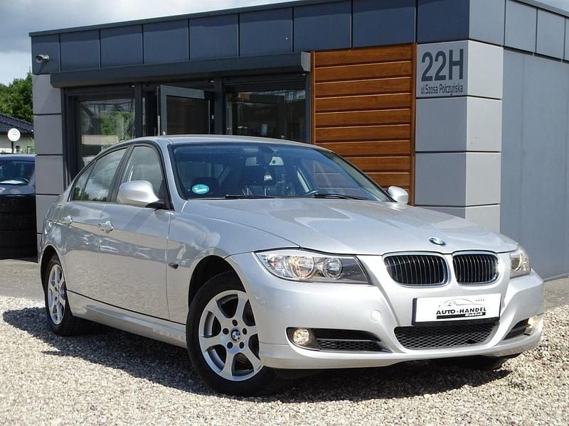 Srebrny (metalik) Używany 2010 BMW 318 Sedan/Limuzyna | 26 900 zł (Dość drogi) - Obraz 1/4
