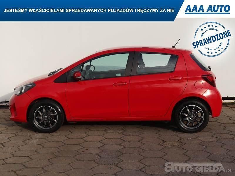 Używany Toyota Yaris 69 KM (50 kW) 2016 Czerwony