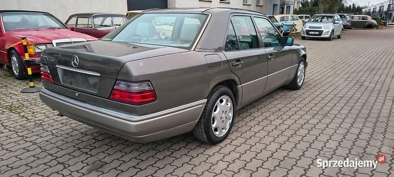 Używany Mercedes E200 1990 Brązowy Sedan/Limuzyna