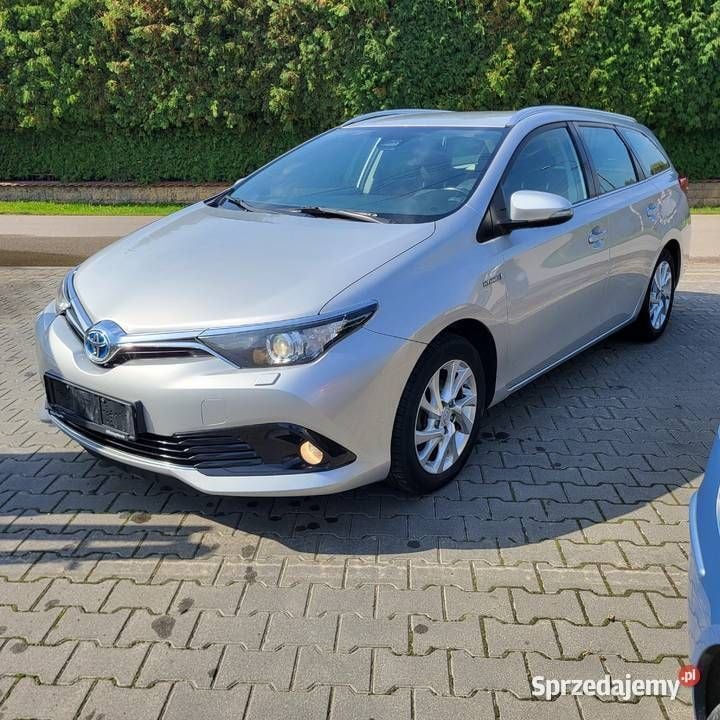 Używany Toyota Auris Hybrid 2018 Srebrny Kombi