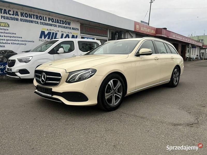 Kremowy Używany 2019 Mercedes E220 Sedan/Limuzyna | 57 500 zł - Obraz 1/4
