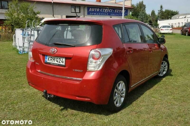 Używany Toyota Verso Premium 126 KM (92 kW) 2011 Czerwony Minivan
