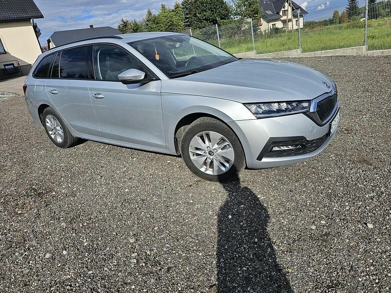Srebrny Używany 2022 Skoda Octavia Kombi | 121 600 zł - Obraz 1/4