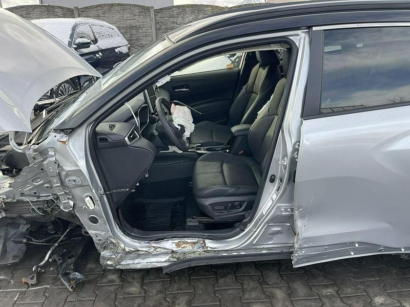 Używany Toyota Corolla Cross 197 KM (144 kW) 2024 Srebrny SUV