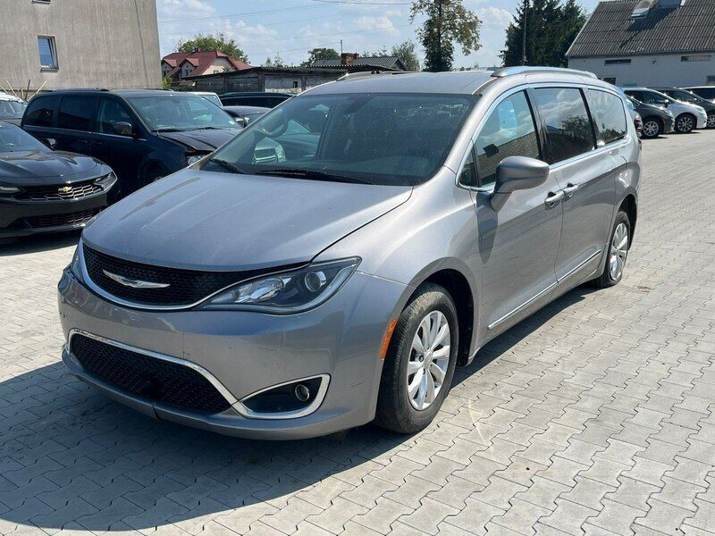 Szary (metalik) Używany 2018 Chrysler Pacifica SUV | 48 900 zł - Obraz 1/4
