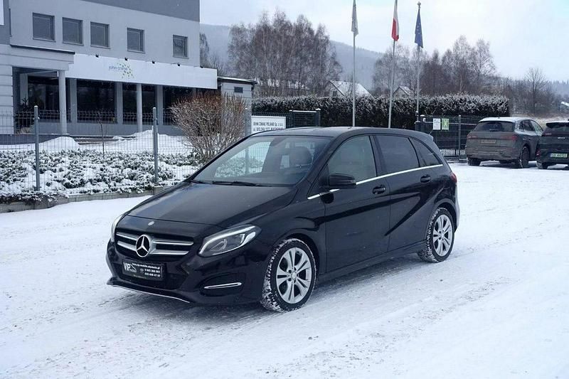 Używany Mercedes B180 122 KM (89 kW) 2015 Czarny Minivan
