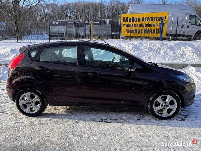 Używany Ford Fiesta 2011 Bordowy Hatchback