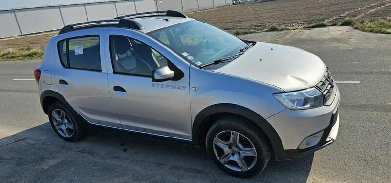 Srebrny Używany 2018 Dacia Sandero Stepway Hatchback | 26 999 zł - Obraz 1/4