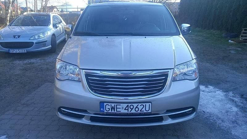 Żółtozłoty Używany 2013 Chrysler Town & Country Minivan | 41 000 zł (Dobra cena) - Obraz 1/4