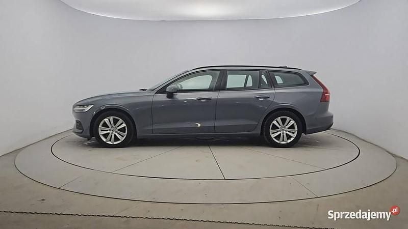 Szary Używany 2023 Volvo V60 Momentum Kombi | 104 900 zł (Dość drogi) - Obraz 1/4