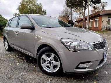 Używany Kia Ceed 125 KM (91 kW) 2010 Szary Hatchback