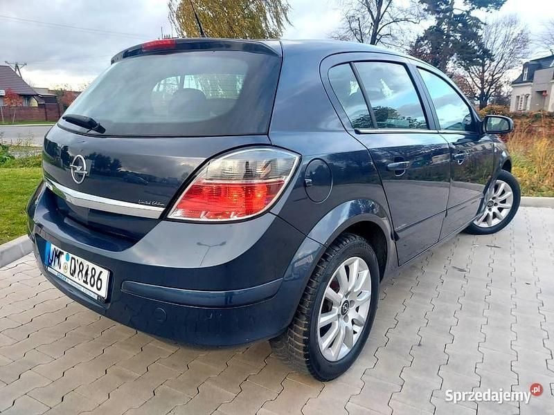 Szary Używany 2009 Opel Astra Edition Hatchback | 15 600 zł (Uczciwa cena) - Obraz 1/4