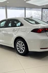 Używany Toyota Corolla Comfort 125 KM (91 kW) 2022 Biały Sedan/Limuzyna