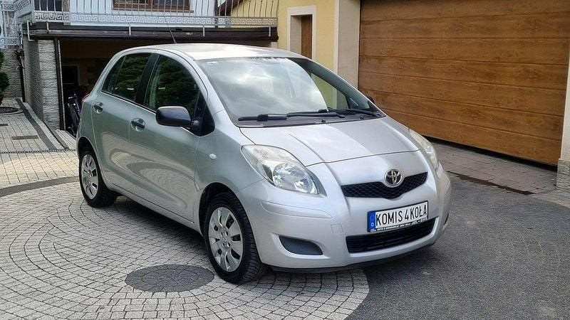 Srebrny (metalik) Używany 2011 Toyota Yaris Hatchback | 14 900 zł (Dobra cena) - Obraz 1/4