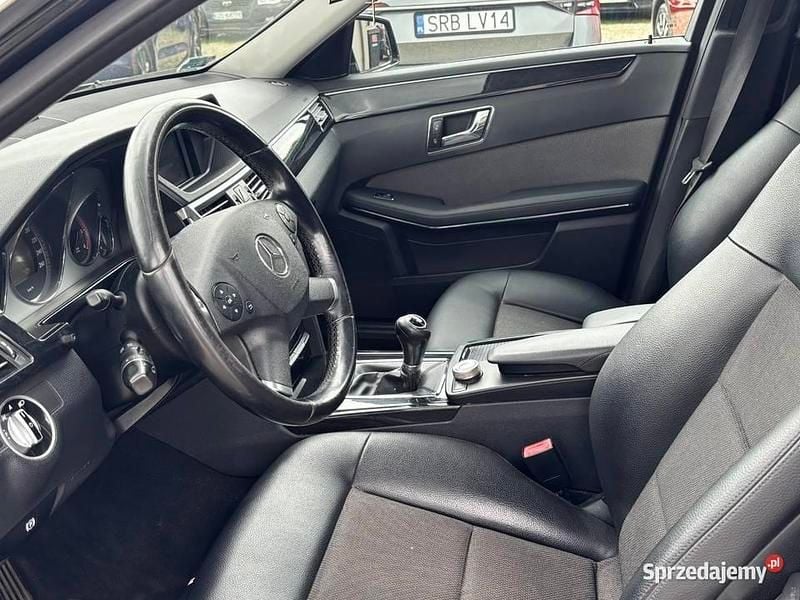 Czarny Używany 2011 Mercedes E200 Kombi | 25 990 zł (Uczciwa cena) - Obraz 1/4