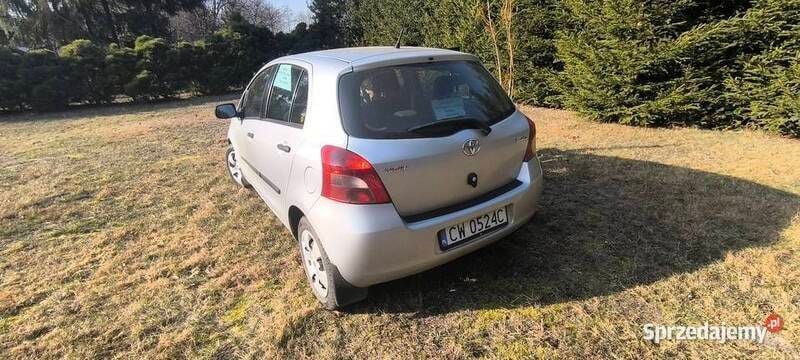 Srebrny Używany 2006 Toyota Yaris Sedan/Limuzyna | 12 500 zł (Uczciwa cena) - Obraz 1/4