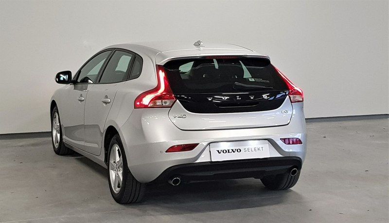 Używany Volvo V40 150 KM (110 kW) 2017 Srebrny Kombi