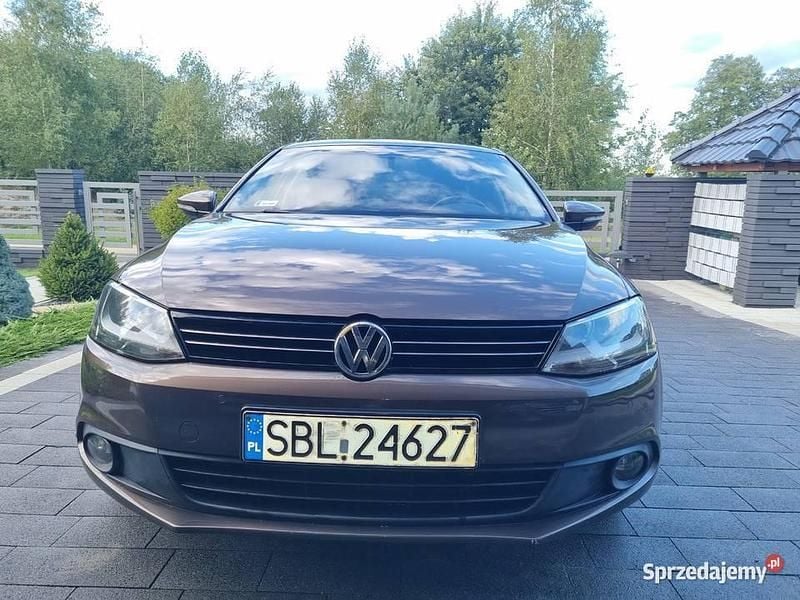 Brązowy Używany 2012 VW Jetta Sedan/Limuzyna | 18 500 zł (Dobra cena) - Obraz 1/4
